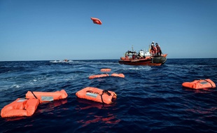 Des membres de Médecins sans frontières viennent en aide à des migrants en Méditerranée