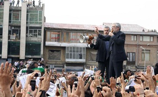 Moussavi s’adresse à ses supporters, square de l’Imam Khomeini, le 18 juin 2009 (photo publiée sur le site de Moussavi, GHALAMNEWS.IR).