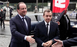 François Hollande lors de son arrivée dans les studios de BFMTV et RMC le 6 mai 2014 à Paris