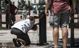 Un homme se rafraichit à Lyon, le 30 juin 2015