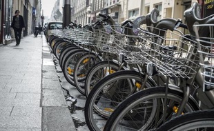Le Vélib', fameux dispositif de location de vélo en libre service de Paris, fête ce week-end ses cinq ans, un anniversaire qui marque un succès jamais démenti et permet de mesurer la place nouvelle de la petite reine dans les déplacements urbains.
