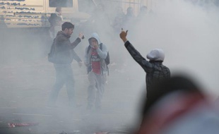 Le public parisien attendait les joueurs du PSG pour la remise du trophée de champion de France mais la fête rapidement dégénéré dans le quartier des Champs-Élysées à Paris, le 13 mai 2013.