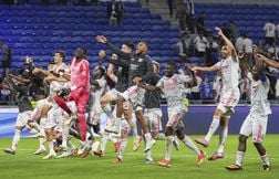 « C’est bon, ça glisse »… Les ultras lyonnais taclent Stéphanie Frappart