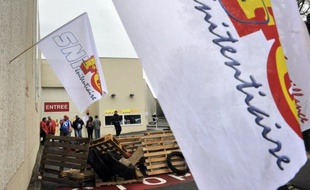 Des surveillants pénitentiaires ont de nouveau manifesté jeudi en bloquant l'accès aux prisons dans différentes villes de France, au deuxième jour d'une mobilisation à l'appel des syndicats FO et CGT qui réclament des recrutements massifs et une revalorisation des salaires
