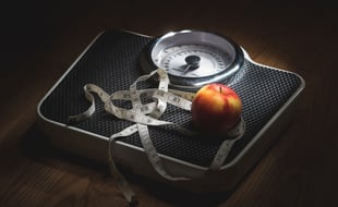 Illustration de l'obsession pour la nourriture et le poids pour évoquer les troubles du comportement alimentaire.