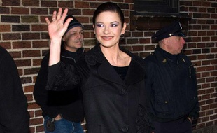 Catherine Zeta Jones sort du studio d'enregistrement du "Late Show with David Letterman", à New York, le 18 janvier 2010.