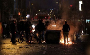 Des incidents ont à nouveau éclaté dimanche soir en Irlande du Nord, quelques heures après l'ouverture de discussions entre représentants politiques et religieux pour mettre fin à la récente flambée de violences à Belfast qui s'est déjà soldée depuis jeudi par 70 arrestations et une cinquantaine de blessés parmi les forces de l'ordre.