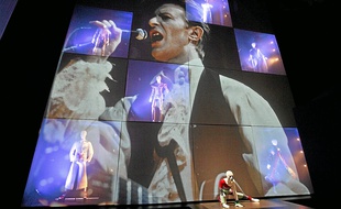L'exposition mêle vidéos, costumes, extraits musicaux, à l'image des performances multisupports de David Bowie.