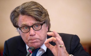 Le député FN Gilbert Collard a appelé à participer à la manifestation anti-mariage homosexuel du 13 janvier, exhortant à "écraser Vincent Peillon du pied gauche, ça porte bonheur".