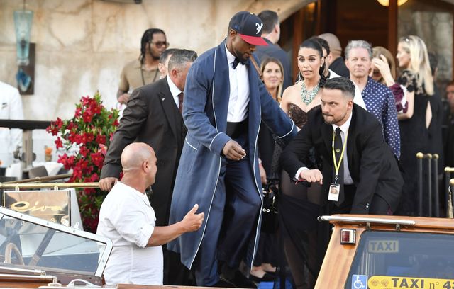 Usher quitte l’hôtel avant le mariage, cigare aux lèvres.