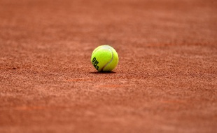 Une balle de tennis à Roland-Garros (illustration).
