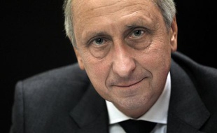 L'ancien procureur de Nanterre Philippe Courroye est convoqué mardi comme témoin chez le juge Jean-Michel Gentil, chargé de l'affaire Bettencourt à Bordeaux, qui fait entendre également plusieurs proches ou ex-proches professionnels de Nicolas Sarkozy, ont confirmé lundi des sources proches du dossier.