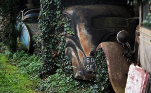 Des voitures de la collection automobile de Roger Baillon dans la propriété Gaillard à Echiré (Deux-Sèvres), le 26 novembre 2014