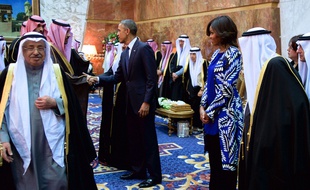 Barack Obama et la Première Dame Michelle Obama, sans voile, avec le nouveau roi d'Arabie saouditeà Ryad mardi 27 janvier 2015.