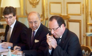 De g à d: Arnaud Montebourg, Laurent Fabius et François Hollande, le 24 avril 2013 à l'Elysée