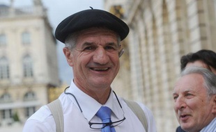 Jean Lassalle, député des Pyrénées a fait un tour de France du printemps 2013 jusqu'au 11 décembre, date d'arrivée dans la capitale.