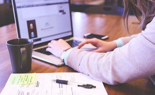 Une étudiante en train de passer un partiel en ligne