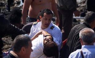 Une migrante secourue le 20 avril 2015 après un naufrage au large de Rhodes