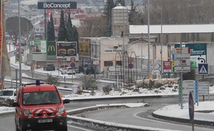 La neige est tombée par endroit dans les Bouches-du-Rhône, ici dans la zone commerciale de Plan de Campagne près de Marseille le 2 février 2012.