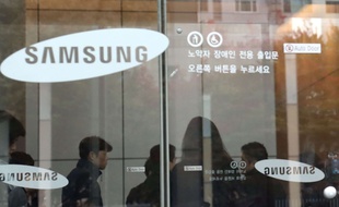 Des journalistes sont présents dans l'entrée du QG de Samsung à Séoul pendant une descente des procureurs sud-coréens, le 8 novembre 2016.