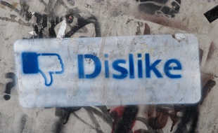 Un tag «Dislike» («J'aime pas») faisant référence au bouton «Like» de Facebook.
