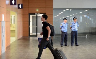 L'équipe de France a quitté dimanche Donetsk pour rejoindre l'Hexagone avec dans ses valises une nouvelle affaire Samir Nasri, joueur qui avait insulté la presse au premier match de l'Euro-2012 et a dérapé lors d'un incident avec un journaliste de l'AFP au dernier match.
