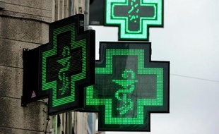 Feu vert de l'agence du médicament à l'utilisation temporaire du baclofène en France pour traiter l'alcoolisme: photo d'enseignes lumineuses de pharmacies le 11 avril 2013 à Lille