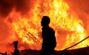 Un manifestant en Egypte, dans les rues du Caire, le 28 janvier 2011.