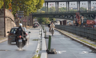 Une piste cyclable parisienne en bord de Seine.