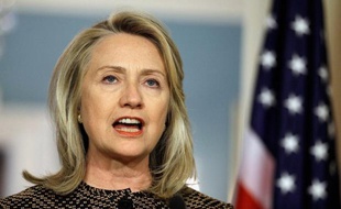 La secrétaire d'Etat américaine Hillary Clinton est arrivée mercredi en Chine pour une visite singulièrement compliquée par la présence, toujours non reconnue officiellement, du dissident Chen Guangcheng à l'ambassade des Etats-Unis à Pékin.