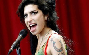 Amy Winehouse en concert au festival de Glastonbury, Angleterre, le 22 juin 2007.