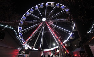 La grande roue installée sur le mail Mitterrand à l'occasion du marché de Noël de Rennes. Ici le 23 novembre 2017.
