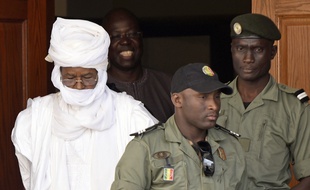 L’ancien président tchadien Hissene Habre quitte le tribunal spécial de Dakar, après une audience, le 3 juin 2015.