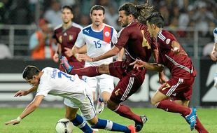 Avec ses cheveux longs, Oswaldo Vizcarrondo (n° 4) a des faux airs de l'ex-Nantais Mario Yepes.