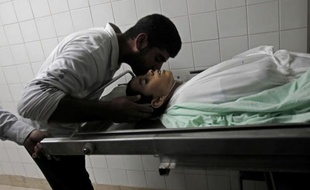 Un adolescent palestinien a été tué jeudi après-midi par un raid aérien de l'armée israélienne dans le sud de la bande de Gaza, près de la frontière avec Israël, a-t-on annoncé de sources médicales palestiniennes.