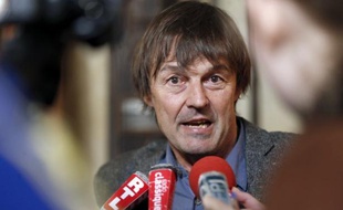 Ne pas réduire la part du nucléaire et céder à la "tentation" du gaz de schiste est une "trajectoire suicidaire", a déclaré jeudi Nicolas Hulot auditionné à Paris dans le cadre du débat sur la transition énergétique.
