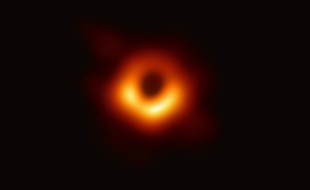 Sur cette première image historique d'un trou noir, on peut observer le disque d'accrétion autour du trou noir au centre de la galaxie M87.