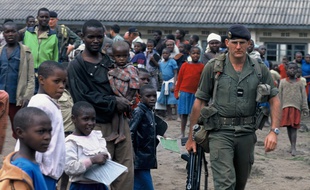 Un soldat français lors de l'opération Turquoise, en juin 1994 au Rwanda.