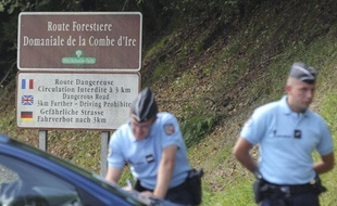 Des gendarmes postés sur les hauteurs de Chevaline (Haute-Savoie) où a eu lieu un quadruple meurtre le 5 septembre 2012.