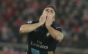 Olivier Giroud fête son but lors du match entre l'Olympiakos et Arsenal le 9 décembre 2015.