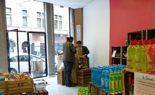 Lyon, le 3 mai 2015. La première épicerie proposant des produits destockés en centre-ville vient d'ouvrir sur les pentes de la Croix-Rousse. L'objectif est notamment de lutter contre le gaspillage alimentaire.