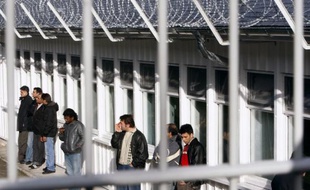 Des incidents se sont produits depuis la nuit de vendredi à samedi au centre de rétention administrative (CRA) de Vincennes (Val-de-Marne) et plusieurs sans-papiers ont réussi à prendre la fuite, a-t-on appris dimanche de source proche de l'enquête.