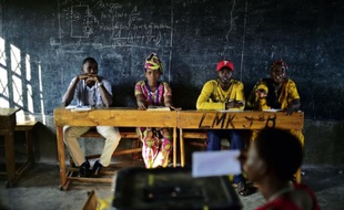 Une femme vote à Bujumbura dans une salle de classe le 21 juillet 2015 pour le scrutin présidentiel
