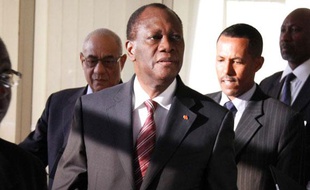 Le président ivoirien, Alassane Ouattara, arrive à la réunion de l'Union Africaine, à Addis Ababa, en Ethiopia, le 10 mars 2011.