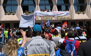 Une manifestation devant l'usine Renault de Maubeuge, le 30 mai 2020.