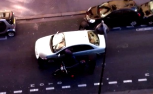 Capture écran d'une vidéo montrant un policier en civil lors d'un contrôle qui a dégénéré le 7 février 2014 à Paris.