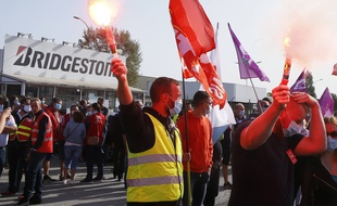 Des employés de Bridgestone manifestent devant l’entrée de l'usine de Béthune, le 17 septembre 2020.
