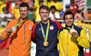 Le Néerlandais Jelle van Gorkom (à gauche), vice-champion olympique en 2016 à Rio, se trouve dans le coma après un accident.