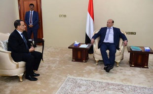 Le président yéménite Abd Rabbo Mansour Hadi (d) et le médiateur de l'ONU Ismaïl Ould Cheikh Ahmed (g), le 5 décembre 2015 à Aden