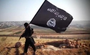 Capture d'écran à partir d'une vidéo téléchargée sur Youtube du 23 août 2013 et montrant le drapeau islamique